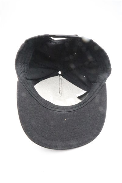 כובע קסקט בשחור