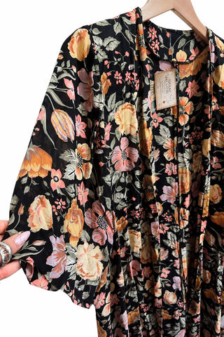 עליונית וינטיג נשפכת ופרחונית בשחור- L-XXL
