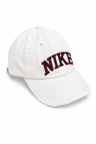 כובע קסקט NIKE בלבן- OS